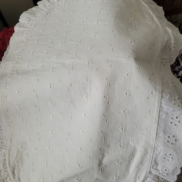 Table Linens - Picture 3 of 4